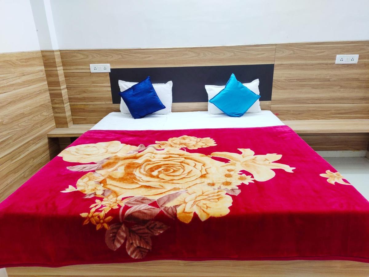 Hotel Parth Sitapur Muafi Exterior photo