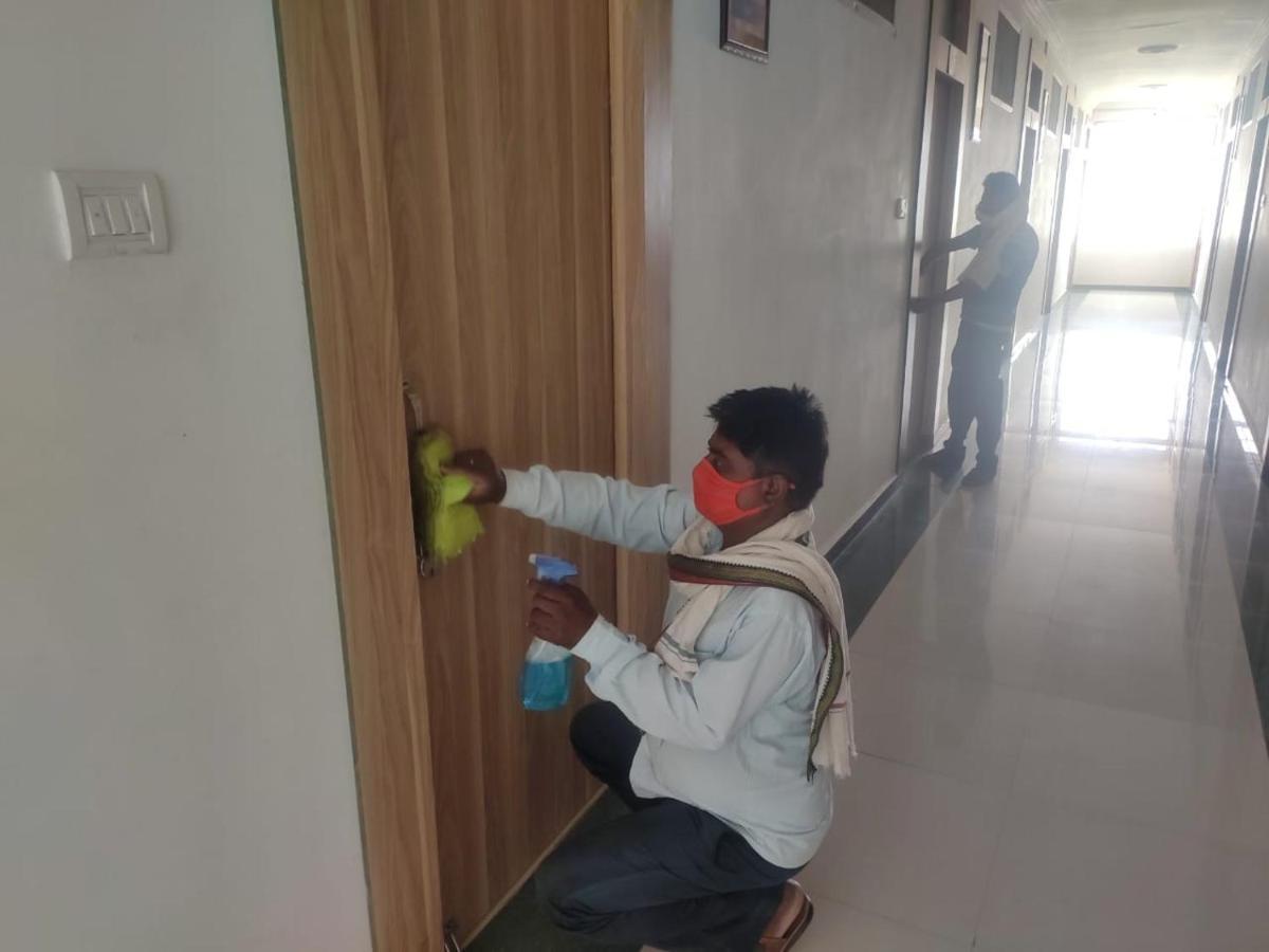 Hotel Parth Sitapur Muafi Exterior photo